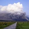 インドネシア・ジャワ島で大規模噴火、噴煙高さ１５キロに…気象庁が日本への影響調査 
